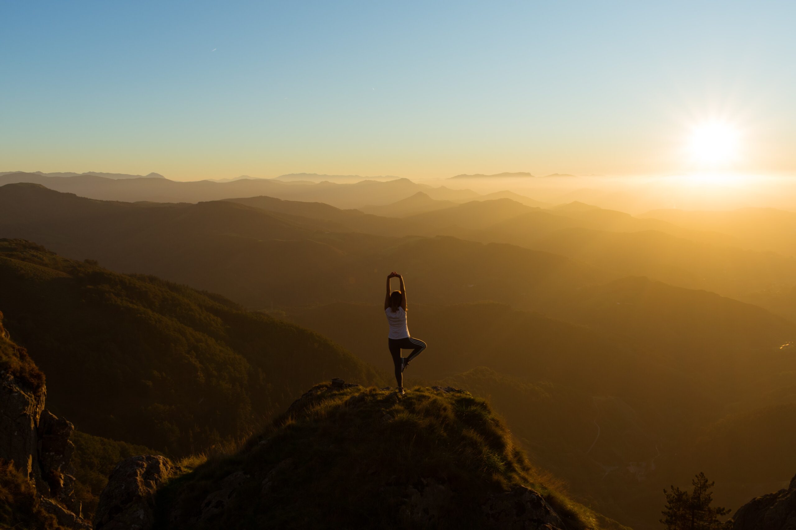 yoga - femme sur une montagne